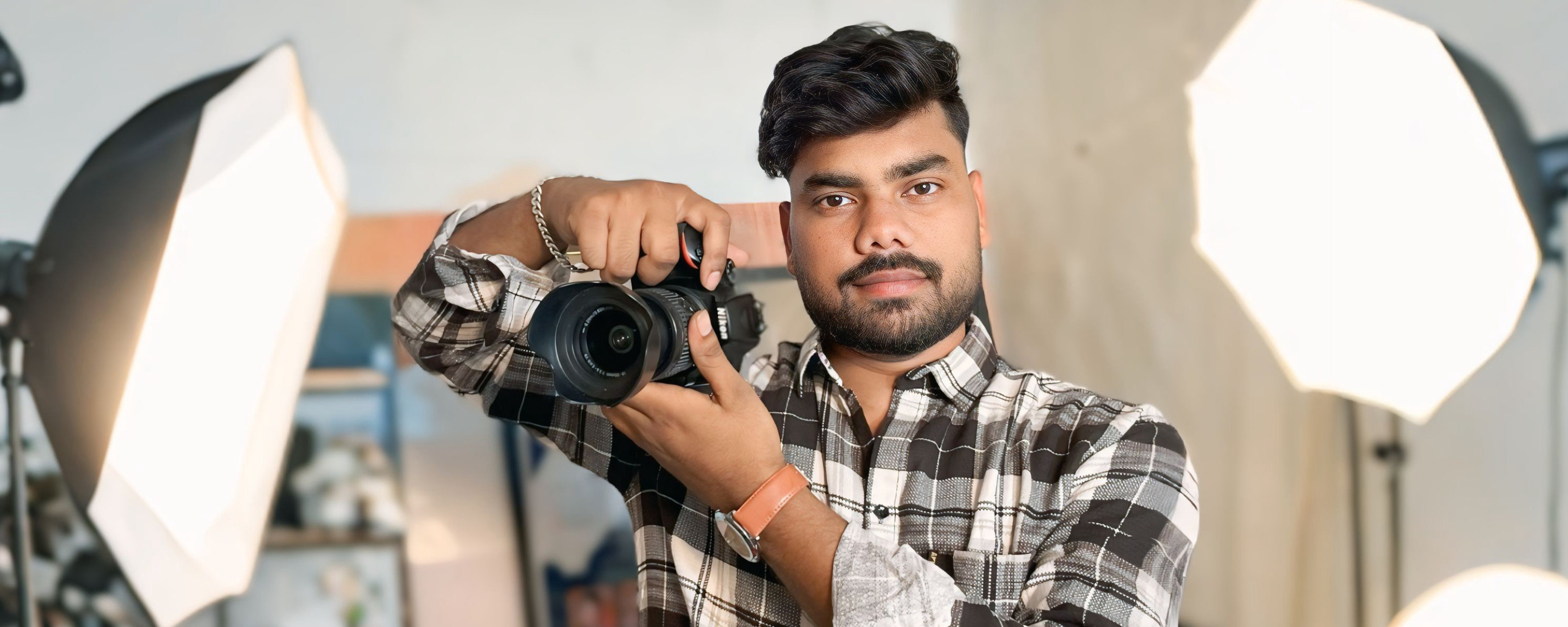 12th Fail Photographer Shooting